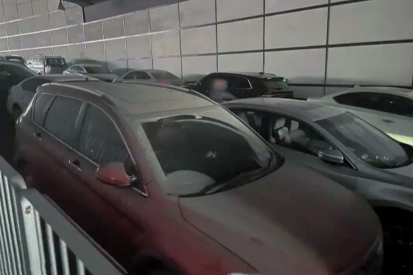 深圳多區域現“僵尸車”圍城：市政路擁堵、停車場占位，治理為何遇阻？